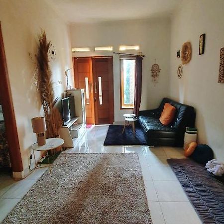 House In Bekasi Timur Villa Buitenkant foto