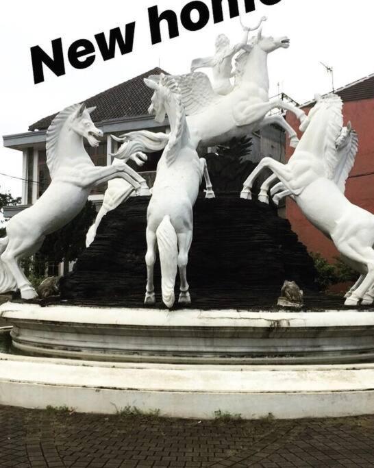 House In Bekasi Timur Villa Buitenkant foto
