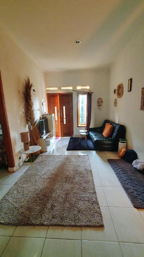 House In Bekasi Timur Villa Buitenkant foto