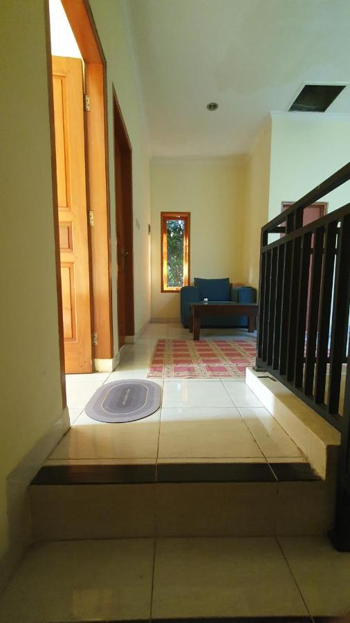 House In Bekasi Timur Villa Buitenkant foto
